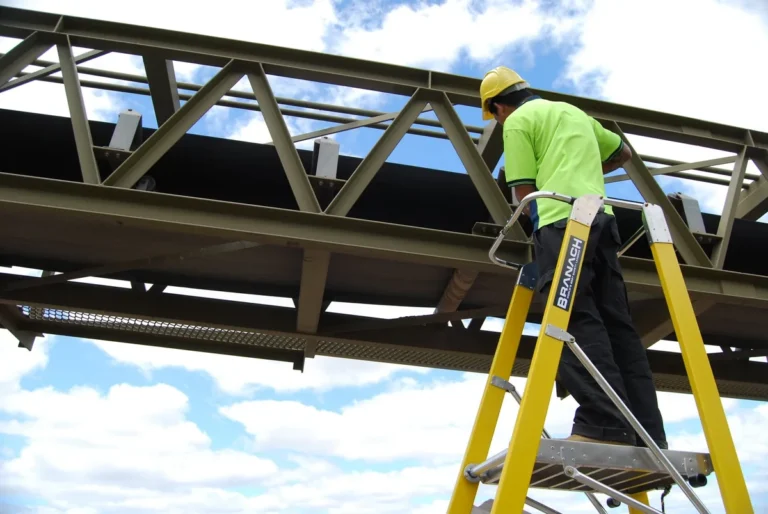 Scala a piattaforma Safety Step BRANACH usata per la manutenzione della struttura di un ponte