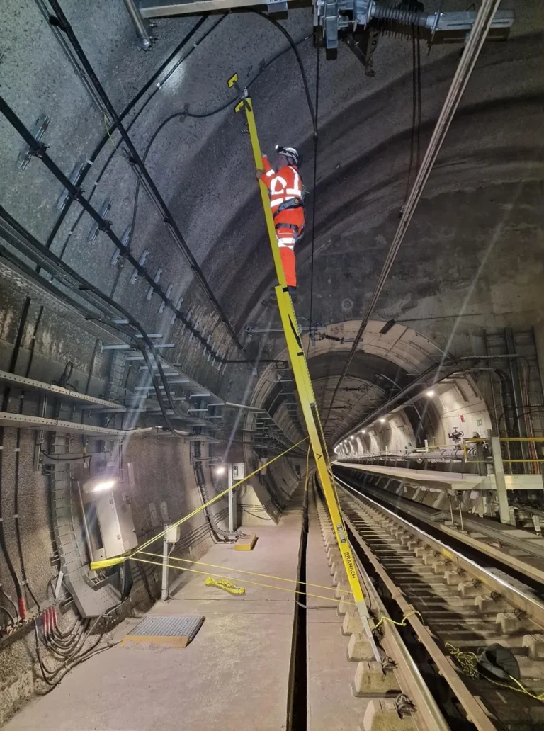 Scala BRANACH per gallerie impiegata nella manutenzione di un tunnel ferroviario