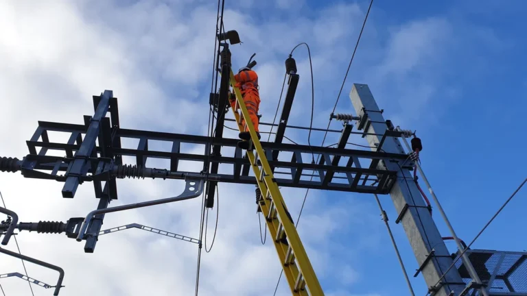 Scala singola BRANACH in vetroresina appoggiata a un portale della linea aerea ferroviaria